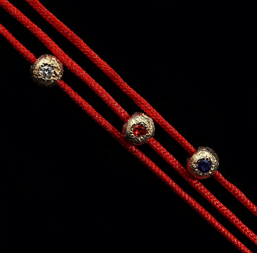 Red thread bracelet with a gold bead and emerald (3)