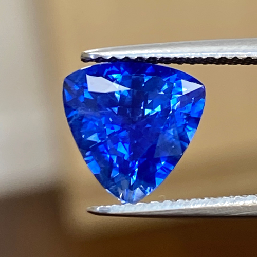 3.77 carat BLUE Trilliant Safyras (1)