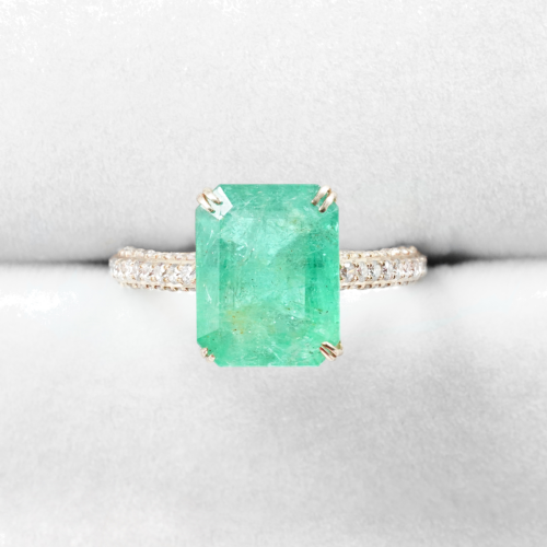 Rose gold ring set with an emerald and pink diamonds (2)