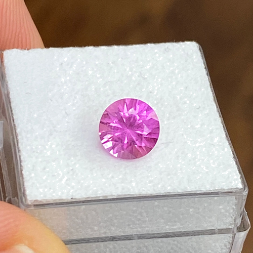 1.58 carat PINK Round Safyras (1)