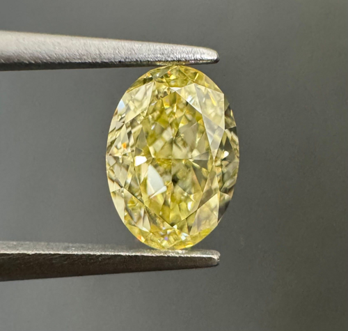 0.57 carat Fancy Light Yellow-VVS2 Natūralus Oval Deimantas (1)
