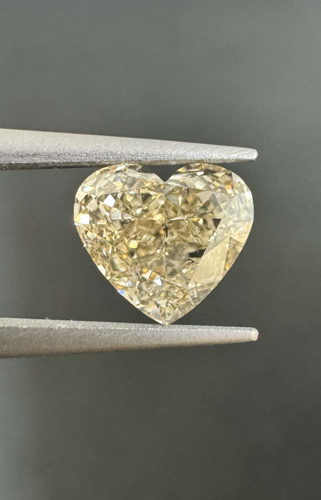 1.23 carat Fancy Yellow Brown Yellow-SI1 Natūralus Heart Deimantas (1)