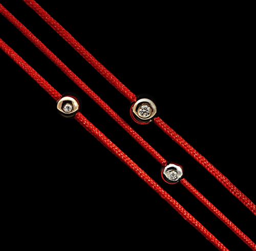 Red thread bracelet with a white gold bead and sapphire (3)