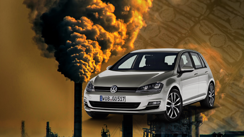 volkswagen golf automobilis su rūkstančiai dūmais fone