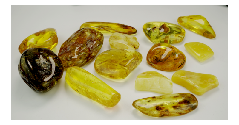 įvairios formos gintarai 
